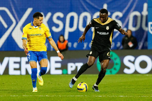 Antef Tsoungi ve Sabit Abdulai, Liga Portekiz maçı sırasında Estoril Praia ve FC Alverca takımları arasında Estadio Antonio Coimbra da Mota 'da (Maciej Rogowski / Ball Raw Images)