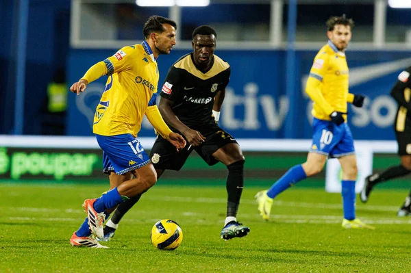 Joao Carvalho ve Sabit Abdulai, Liga Portekiz maçı sırasında Estoril Praia ve FC Alverca takımları arasında Estadio Antonio Coimbra da Mota (Maciej Rogowski / Ball Raw Images)