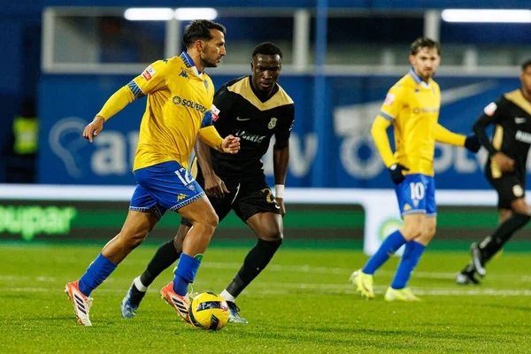 Joao Carvalho ve Sabit Abdulai, Liga Portekiz maçı sırasında Estoril Praia ve FC Alverca takımları arasında Estadio Antonio Coimbra da Mota (Maciej Rogowski / Ball Raw Images)