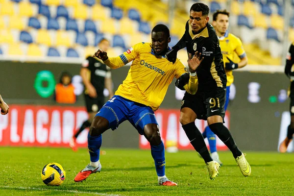 Kevin Boma ve Sandro Lima, Liga Portekiz maçı sırasında Estoril Praia ve FC Alverca takımları arasında Estadio Antonio Coimbra da Mota 'da (Maciej Rogowski / Ball Raw Images) görüldü.)