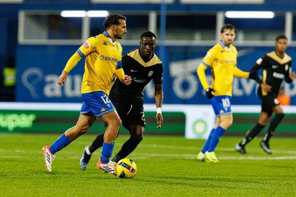 Joao Carvalho ve Sabit Abdulai, Liga Portekiz maçı sırasında Estoril Praia ve FC Alverca takımları arasında Estadio Antonio Coimbra da Mota (Maciej Rogowski / Ball Raw Images)
