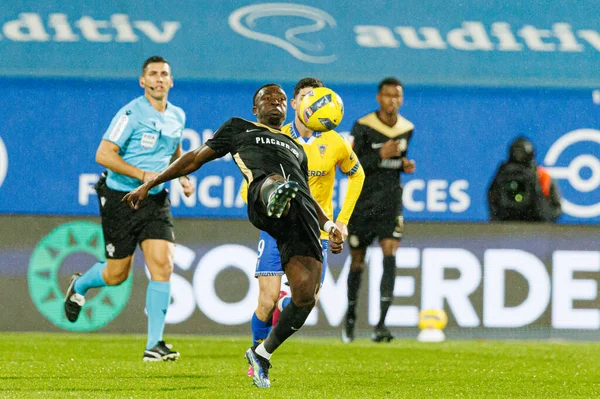 Sabit Abdulai, Liga Portekiz maçı sırasında Estoril Praia ve FC Alverca takımları arasında Estadio Antonio Coimbra da Mota 'da (Maciej Rogowski / Ball Raw Images) görüldü.)