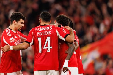 Benfica 'nın oyuncuları, Liga Portekiz maçında SL Benfica ile GD Estoril Praia (Maciej Rogowski / Ball Raw Images) arasında oynanan maçta Vangelis Pavlidis' ten gol üstüne gol atarken görüldü.)