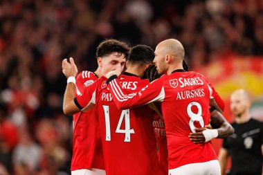 Benfica 'nın oyuncuları, Liga Portekiz maçında SL Benfica ile GD Estoril Praia (Maciej Rogowski / Ball Raw Images) arasında oynanan maçta Vangelis Pavlidis' ten gol üstüne gol atarken görüldü.)