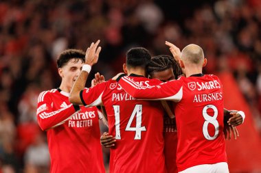 Benfica 'nın oyuncuları, Liga Portekiz maçında SL Benfica ile GD Estoril Praia (Maciej Rogowski / Ball Raw Images) arasında oynanan maçta Vangelis Pavlidis' ten gol üstüne gol atarken görüldü.)
