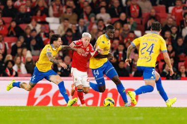 Ricard Sanchez, Gianluca Prestianni ve Kevin Boma Liga Portekiz maçı sırasında SL Benfica ve GD Estoril Praia (Maciej Rogowski / Ball Raw Images) arasında görüldü.)