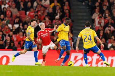 Ricard Sanchez, Gianluca Prestianni ve Kevin Boma Liga Portekiz maçı sırasında SL Benfica ve GD Estoril Praia (Maciej Rogowski / Ball Raw Images) arasında görüldü.)
