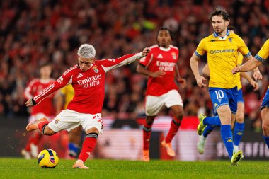 Gianluca Prestianni ve Jordan Holsgrove, Liga Portekiz maçı sırasında SL Benfica ve GD Estoril Praia (Maciej Rogowski / Ball Raw Images) arasında görüldü.)