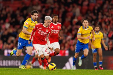 Liga Portekiz maçında SL Benfica ve GD Estoril Praia (Maciej Rogowski / Ball Raw Images) arasında Jordan Holsgrove ve ve Gianluca Prestianni görüldü.)
