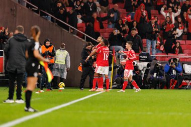 Vangelis Pavlidis, Leandro Barreiro ve Samuel Dahl, Liga Portekiz maçında SL Benfica ve GD Estoril Praia (Maciej Rogowski / Ball Raw Images) arasında gol attıktan sonra kutlama yaparken görüldü.)
