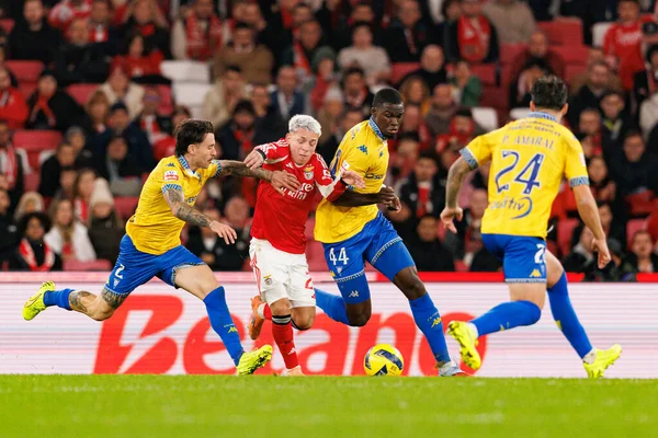 Ricard Sanchez, Gianluca Prestianni ve Kevin Boma Liga Portekiz maçı sırasında SL Benfica ve GD Estoril Praia (Maciej Rogowski / Ball Raw Images) arasında görüldü.)