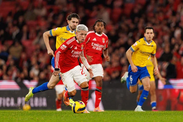 Liga Portekiz maçında SL Benfica ve GD Estoril Praia (Maciej Rogowski / Ball Raw Images) arasında Jordan Holsgrove ve ve Gianluca Prestianni görüldü.)
