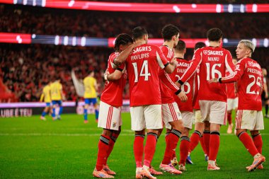 Benfica 'nın oyuncuları, Liga Portekiz maçında SL Benfica ile GD Estoril Praia (Maciej Rogowski / Ball Raw Images) arasında oynanan maçta Vangelis Pavlidis' ten gol üstüne gol atarken görüldü.)