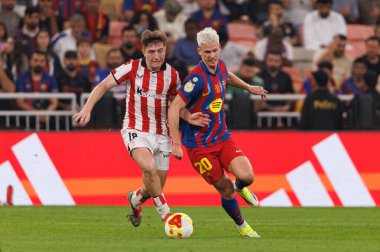 Mikel Jauregizar ve Dani Olmo, FC Barcelona ile Athletic Club (Maciej Rogowski / Ball Raw Images) arasında oynanan İspanya Süper Kupası Yarı final maçında görüldü.)