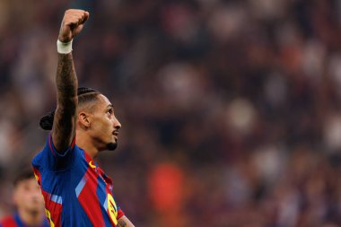 Raphinha, FC Barcelona ile Athletic Club (Maciej Rogowski / Ball Raw Images) arasında oynanan yarı final maçında attığı golü kutlarken görülüyor.)