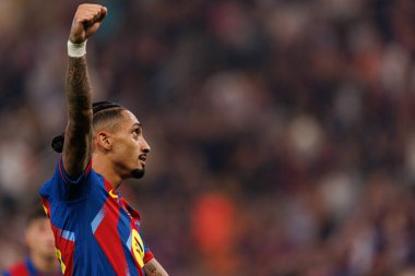 Raphinha, FC Barcelona ile Athletic Club (Maciej Rogowski / Ball Raw Images) arasında oynanan yarı final maçında attığı golü kutlarken görülüyor.)