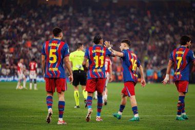 Raphinha ve Fermin Lopez, FC Barcelona ile Athletic Club (Maciej Rogowski / Ball Raw Images) arasında oynanan İspanya Süper Kupası yarı final maçında gol attıktan sonra kutlama yaparken görüldü.)