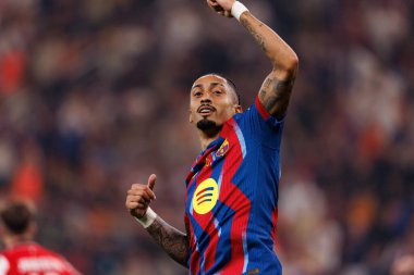 Raphinha, FC Barcelona ile Athletic Club (Maciej Rogowski / Ball Raw Images) arasında oynanan yarı final maçında attığı golü kutlarken görülüyor.)