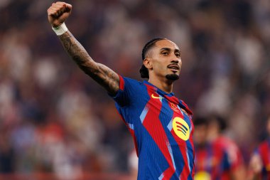 Raphinha, FC Barcelona ile Athletic Club (Maciej Rogowski / Ball Raw Images) arasında oynanan yarı final maçında attığı golü kutlarken görülüyor.)