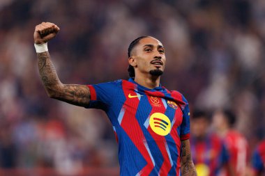 Raphinha, FC Barcelona ile Athletic Club (Maciej Rogowski / Ball Raw Images) arasında oynanan yarı final maçında attığı golü kutlarken görülüyor.)