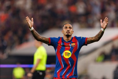 Raphinha, FC Barcelona ile Athletic Club (Maciej Rogowski / Ball Raw Images) arasında oynanan yarı final maçında attığı golü kutlarken görülüyor.)