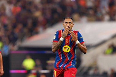 Raphinha, FC Barcelona ile Athletic Club (Maciej Rogowski / Ball Raw Images) arasında oynanan yarı final maçında attığı golü kutlarken görülüyor.)