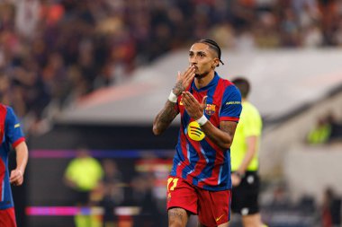 Raphinha, FC Barcelona ile Athletic Club (Maciej Rogowski / Ball Raw Images) arasında oynanan yarı final maçında attığı golü kutlarken görülüyor.)