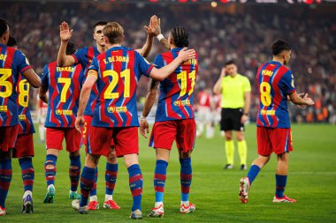 Raphinha, FC Barcelona ile Athletic Club (Maciej Rogowski / Ball Raw Images) arasında oynanan yarı final maçında attığı golü kutlarken görülüyor.)