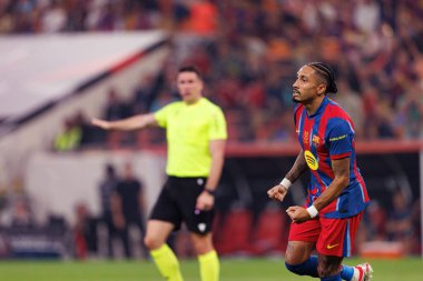 Raphinha, FC Barcelona ile Athletic Club (Maciej Rogowski / Ball Raw Images) arasında oynanan yarı final maçında attığı golü kutlarken görülüyor.)