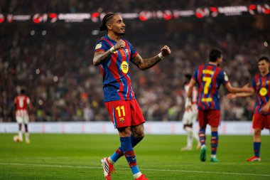 Raphinha, FC Barcelona ile Athletic Club (Maciej Rogowski / Ball Raw Images) arasında oynanan yarı final maçında attığı golü kutlarken görülüyor.)