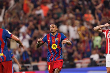 Raphinha, FC Barcelona ile Athletic Club (Maciej Rogowski / Ball Raw Images) arasında oynanan yarı final maçında attığı golü kutlarken görülüyor.)