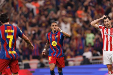 Raphinha, FC Barcelona ile Athletic Club (Maciej Rogowski / Ball Raw Images) arasında oynanan yarı final maçında attığı golü kutlarken görülüyor.)