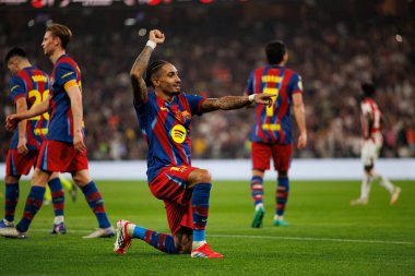 Raphinha, FC Barcelona ile Athletic Club (Maciej Rogowski / Ball Raw Images) arasında oynanan yarı final maçında attığı golü kutlarken görülüyor.)