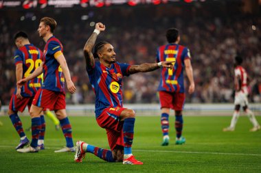 Raphinha, FC Barcelona ile Athletic Club (Maciej Rogowski / Ball Raw Images) arasında oynanan yarı final maçında attığı golü kutlarken görülüyor.)