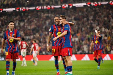 Raphinha ve Fermin Lopez, FC Barcelona ile Athletic Club (Maciej Rogowski / Ball Raw Images) arasında oynanan İspanya Süper Kupası yarı final maçında gol attıktan sonra kutlama yaparken görüldü.)