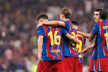 Fermin Lopez ve Frenkie De Jong, FC Barcelona ile Athletic Club (Maciej Rogowski / Ball Raw Images) arasında oynanan İspanya Süper Kupası yarı final maçında gol attıktan sonra kutlama yaparken görüldü.)