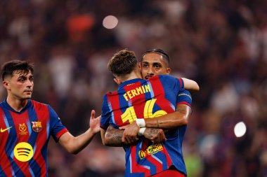 Fermin Lopez ve Raphinha, FC Barcelona ile Athletic Club (Maciej Rogowski / Ball Raw Images) arasında oynanan İspanya Süper Kupası yarı final maçında gol attıktan sonra kutlama yaparken görüldü.)