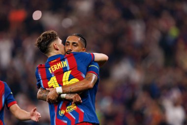 Fermin Lopez ve Raphinha, FC Barcelona ile Athletic Club (Maciej Rogowski / Ball Raw Images) arasında oynanan İspanya Süper Kupası yarı final maçında gol attıktan sonra kutlama yaparken görüldü.)