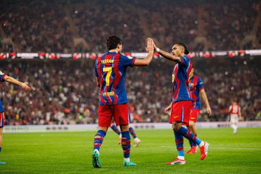 Ferran Torres ve Raphinha, FC Barcelona ile Athletic Club (Maciej Rogowski / Ball Raw Images) arasında oynanan İspanya Süper Kupası yarı final maçında gol attıktan sonra kutlama yaparken görüldü.)