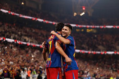 Ferran Torres ve Roony Bardghji, FC Barcelona ile Athletic Club (Maciej Rogowski / Ball Raw Images) arasında oynanan İspanya Süper Kupası yarı final maçında gol attıktan sonra kutlama yaparken görüldü.)