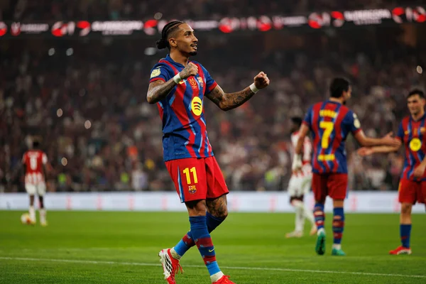 Raphinha, FC Barcelona ile Athletic Club (Maciej Rogowski / Ball Raw Images) arasında oynanan yarı final maçında attığı golü kutlarken görülüyor.)