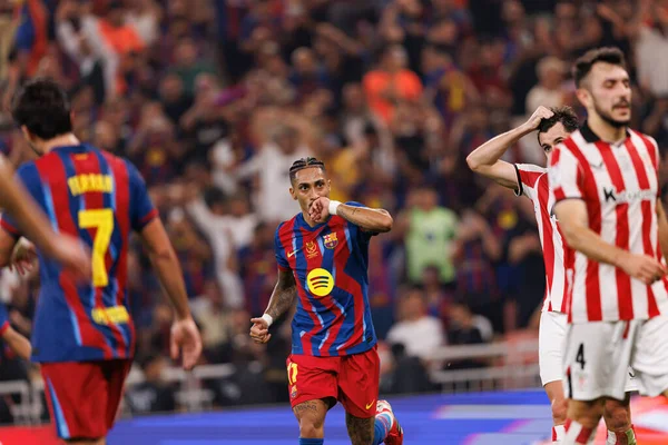 Raphinha, FC Barcelona ile Athletic Club (Maciej Rogowski / Ball Raw Images) arasında oynanan yarı final maçında attığı golü kutlarken görülüyor.)