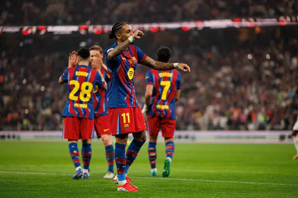 Raphinha, FC Barcelona ile Athletic Club (Maciej Rogowski / Ball Raw Images) arasında oynanan yarı final maçında attığı golü kutlarken görülüyor.)