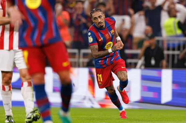 Raphinha, FC Barcelona ile Athletic Club (Maciej Rogowski / Ball Raw Images) arasında oynanan yarı final maçında attığı golü kutlarken görülüyor.)