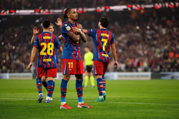 Raphinha, FC Barcelona ile Athletic Club (Maciej Rogowski / Ball Raw Images) arasında oynanan yarı final maçında attığı golü kutlarken görülüyor.)