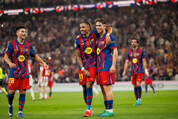 Raphinha ve Fermin Lopez, FC Barcelona ile Athletic Club (Maciej Rogowski / Ball Raw Images) arasında oynanan İspanya Süper Kupası yarı final maçında gol attıktan sonra kutlama yaparken görüldü.)