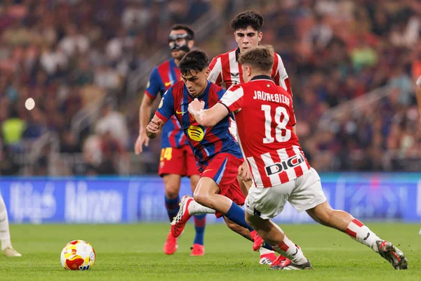 Pedri ve Mikel Jauregizar İspanya Süper Kupası yarı final maçında FC Barcelona ve Atletizm Kulübü (Maciej Rogowski / Ball Raw Images) arasında görüldü.)