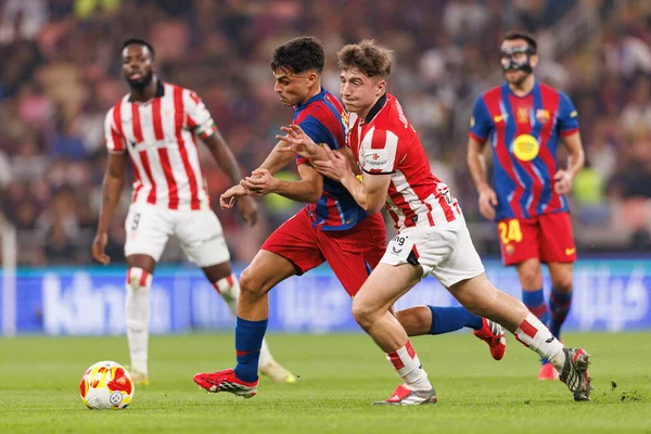 Pedri ve Mikel Jauregizar İspanya Süper Kupası yarı final maçında FC Barcelona ve Atletizm Kulübü (Maciej Rogowski / Ball Raw Images) arasında görüldü.)