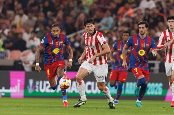 Raphinha ve Daniel Vivian FC Barcelona ile Athletic Club (Maciej Rogowski / Ball Raw Images) arasında oynanan yarı final maçında görüldü.)