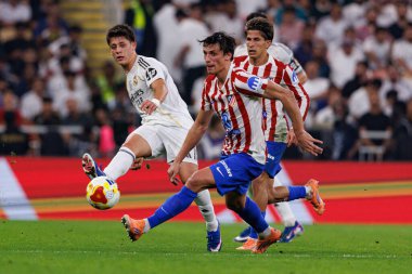 İspanya Süper Kupası 'nda Atletico de Madrid ile Real Madrid (Maciej Rogowski / Ball Raw Images) arasında oynanan yarı final maçında Arda Güler ve Robin Le Normand görüldü.)
